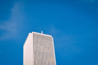 低角度的照片,白色的高层建筑在蓝色的天空下
